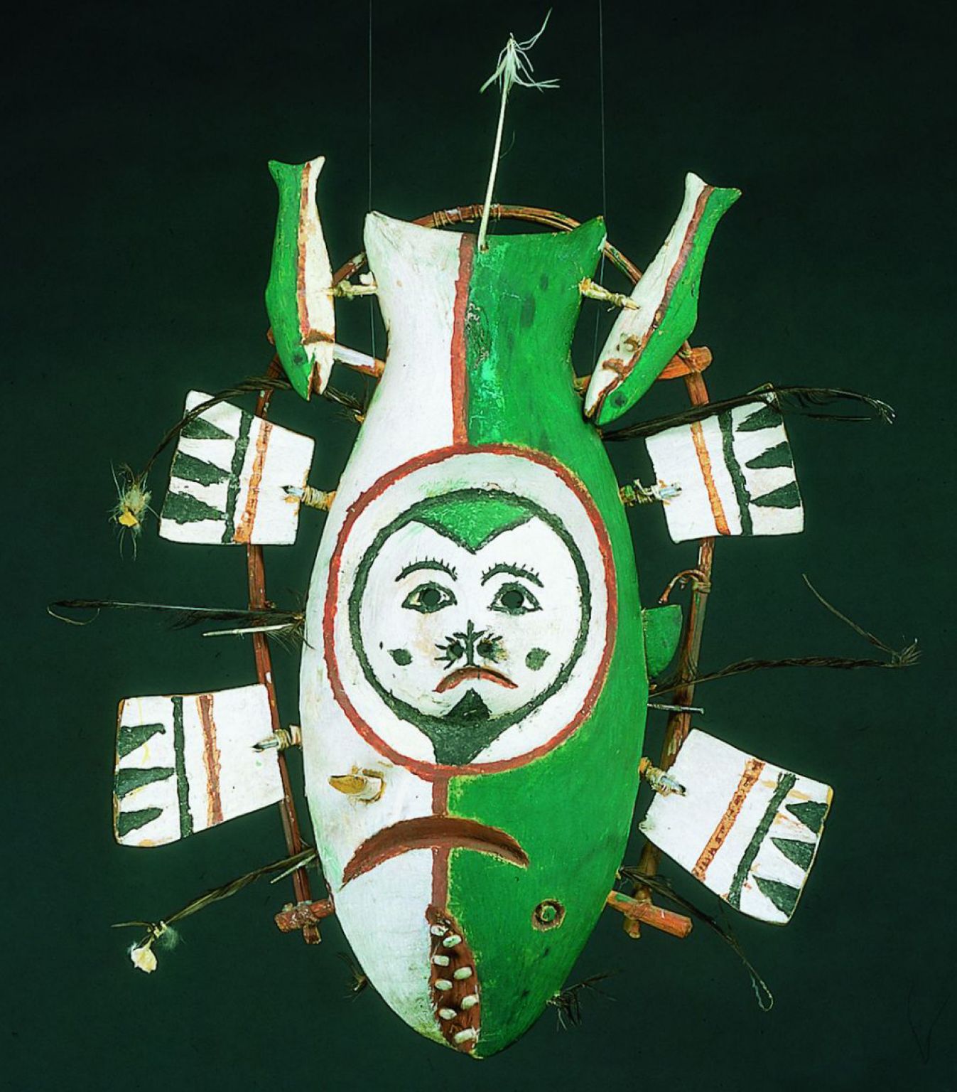 art inuit : masque en bois peint