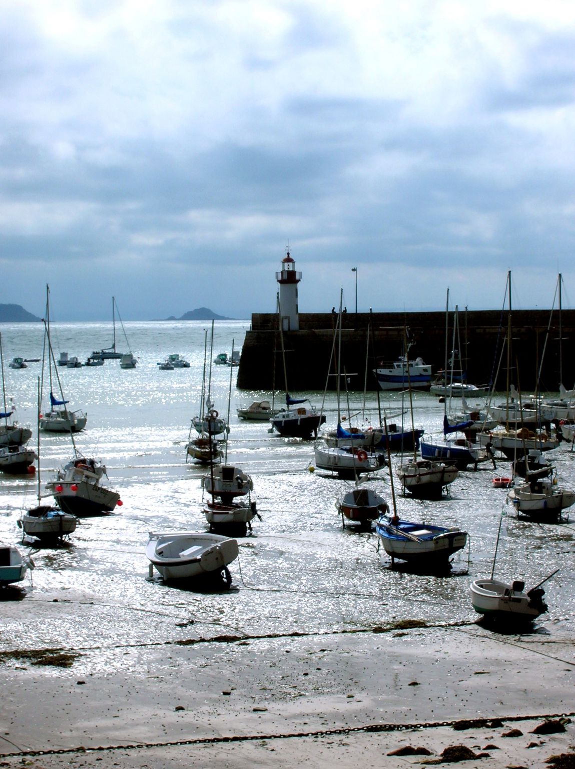 un port en Bretagne à marée basse