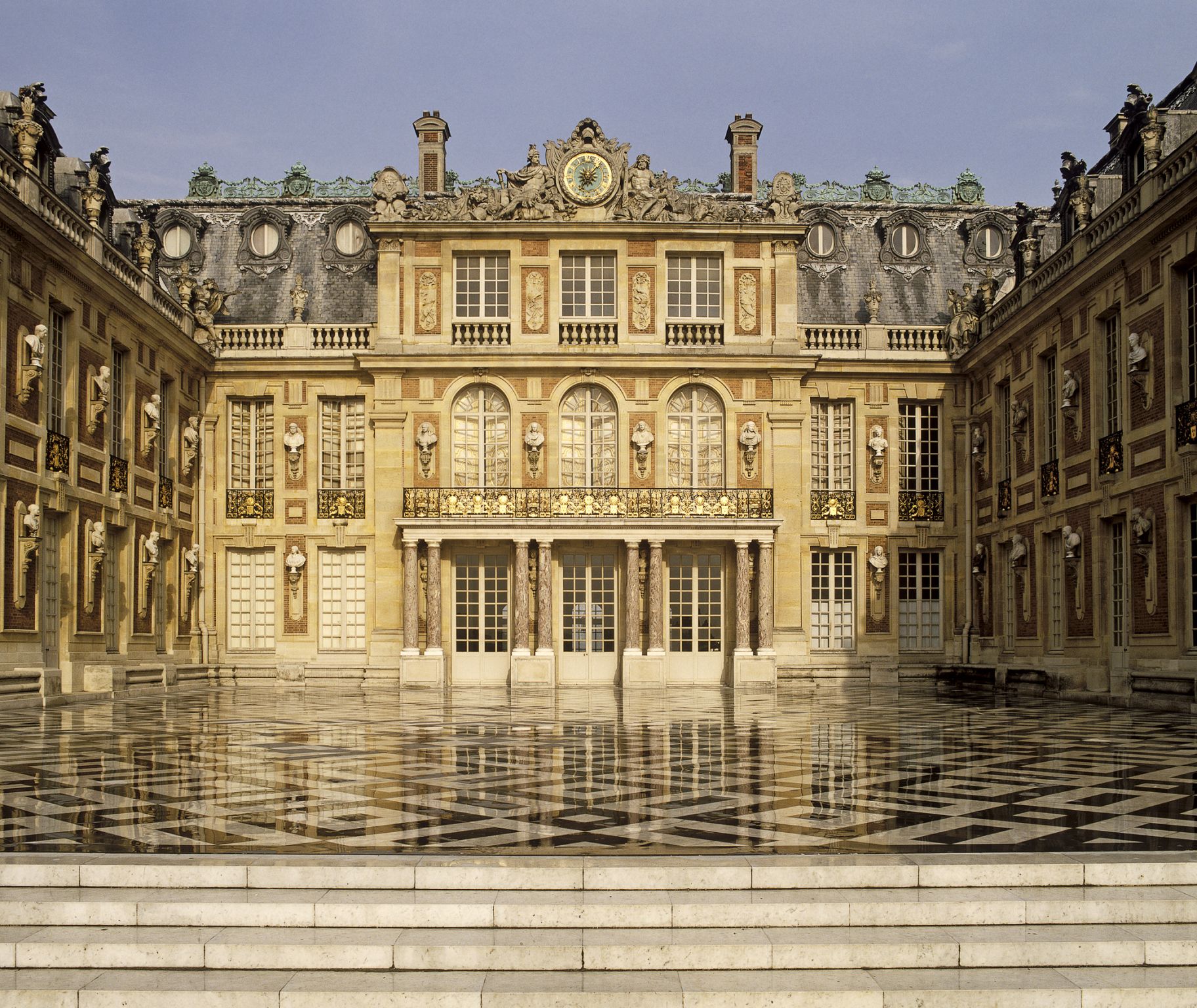 la cour de marbre du château de Versailles, France