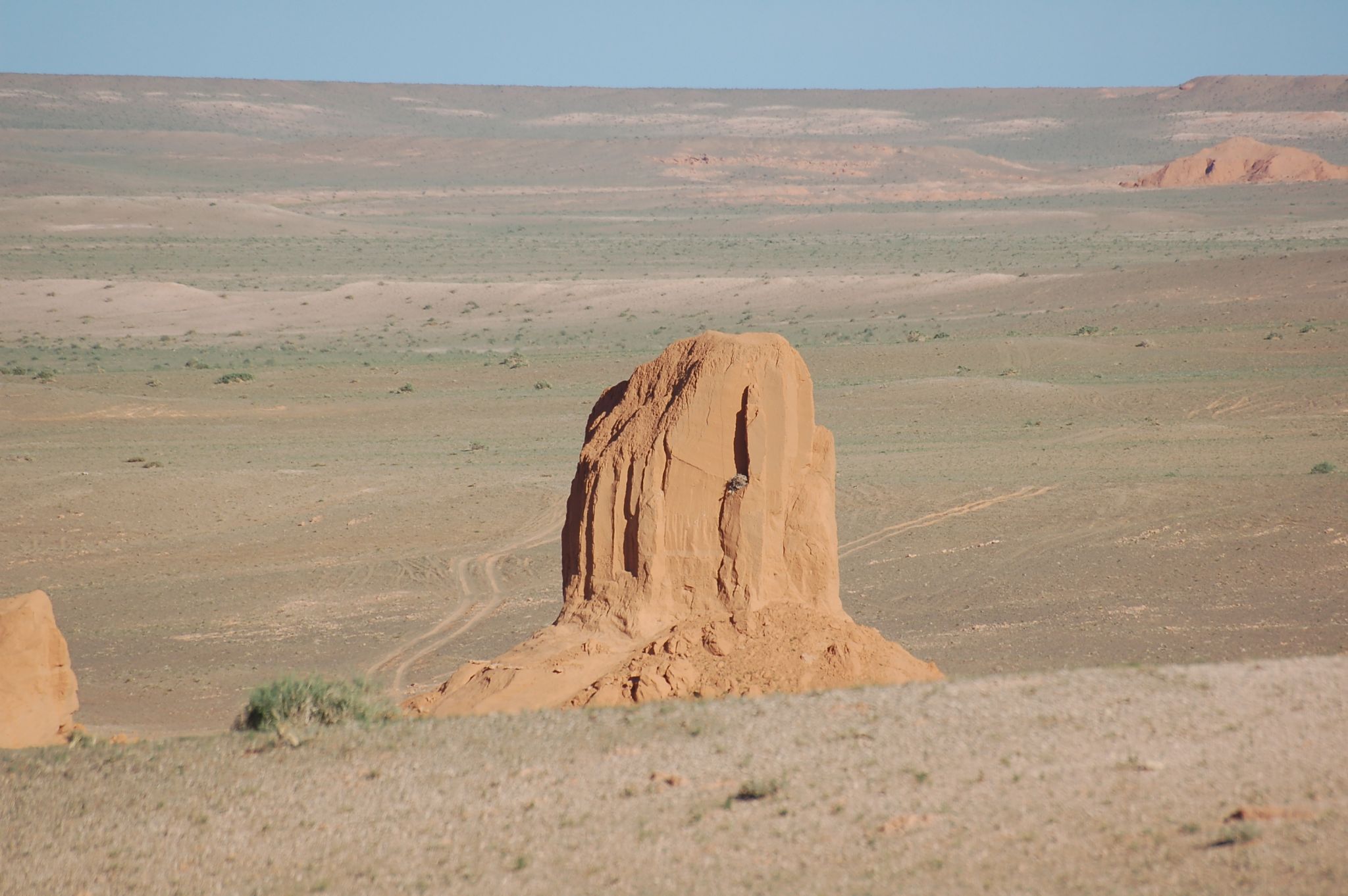 Le désert de Gobi, situé à une altitude variant de 800 à 1 200 m, est un désert de climat froid.