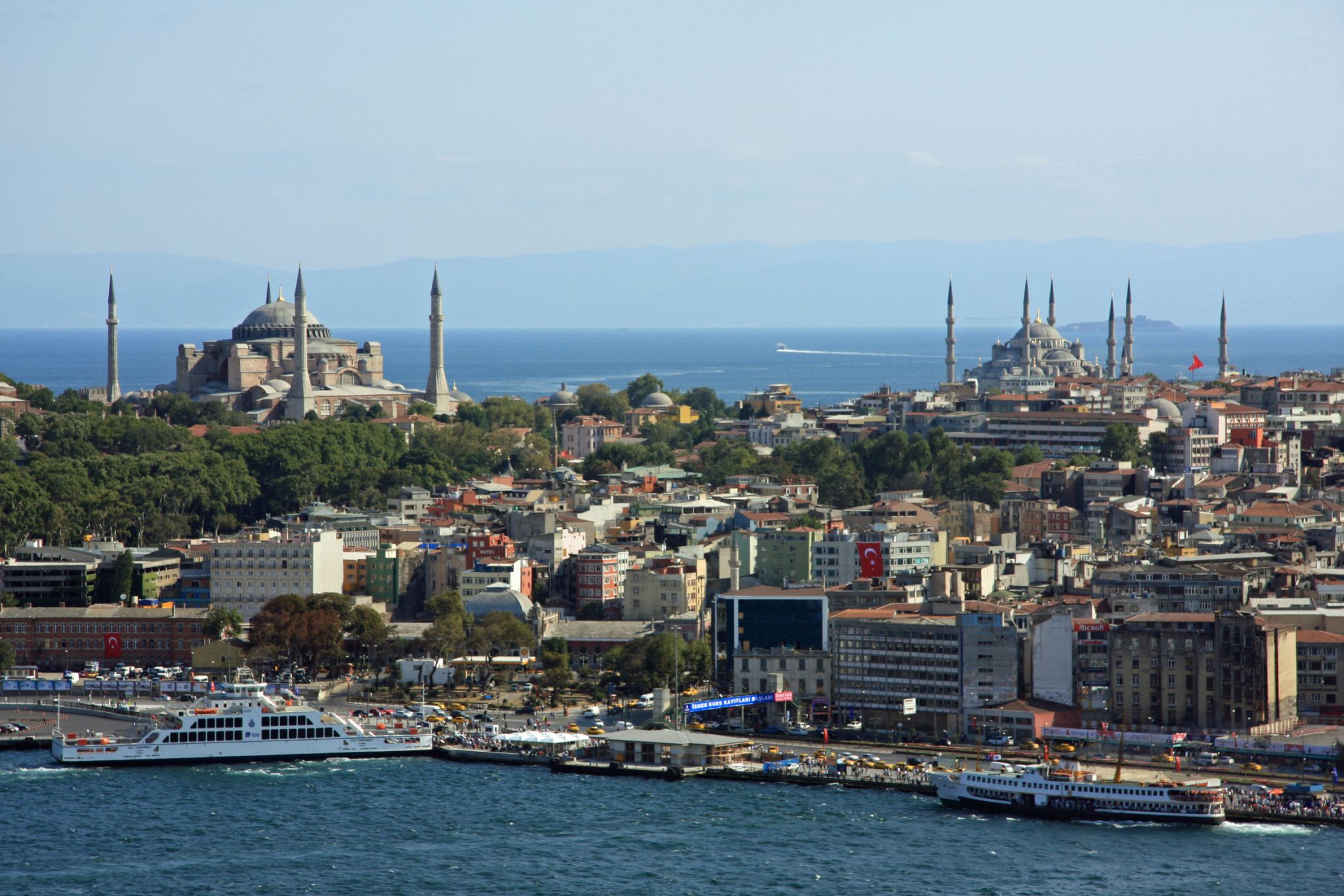 Istanbul avec en arrière-plan la basilique Sainte-Sophie (à gauche) et la mosquée Bleue (à droite), Turquie