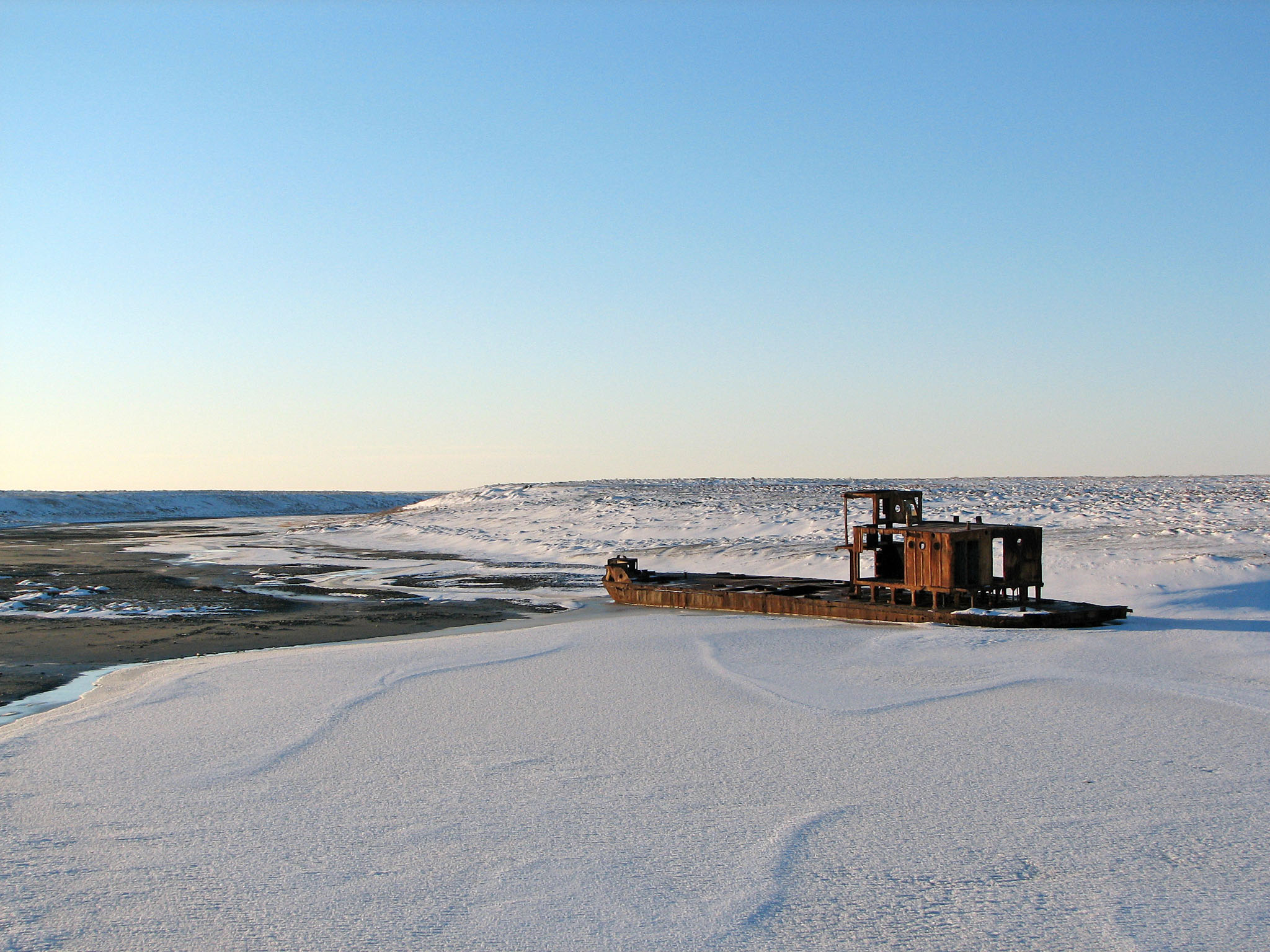 navire échoué dans une zone asséchée de la mer d’Aral