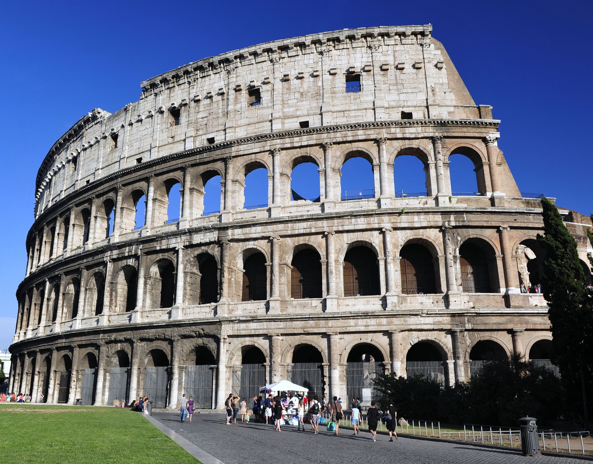 le Colisée à Rome, construit à la fin du Ier siècle après J.-C. et pouvant accueillir jusqu’à 50 000 spectateurs (Italie)