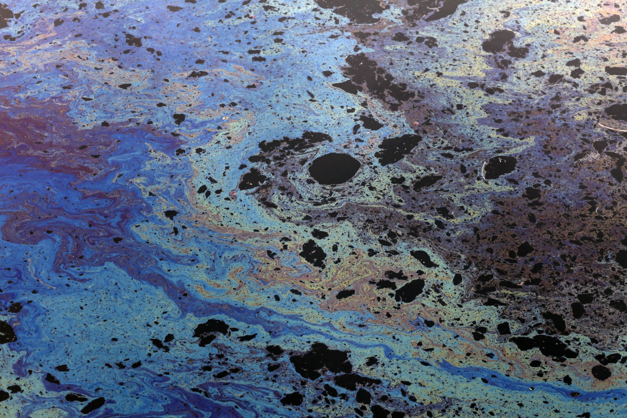 résidus d’une nappe de pétrole souillant la mer
