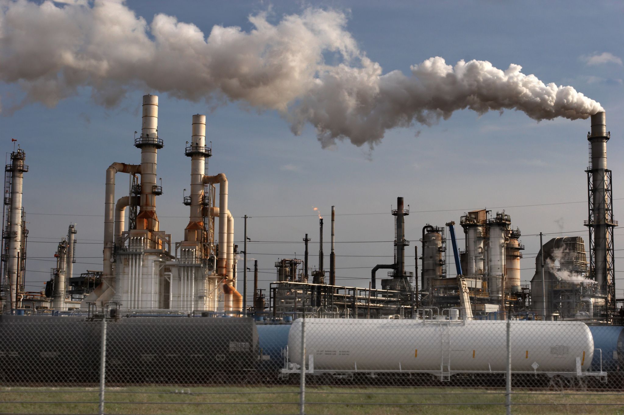 une raffinerie de pétrole en activité