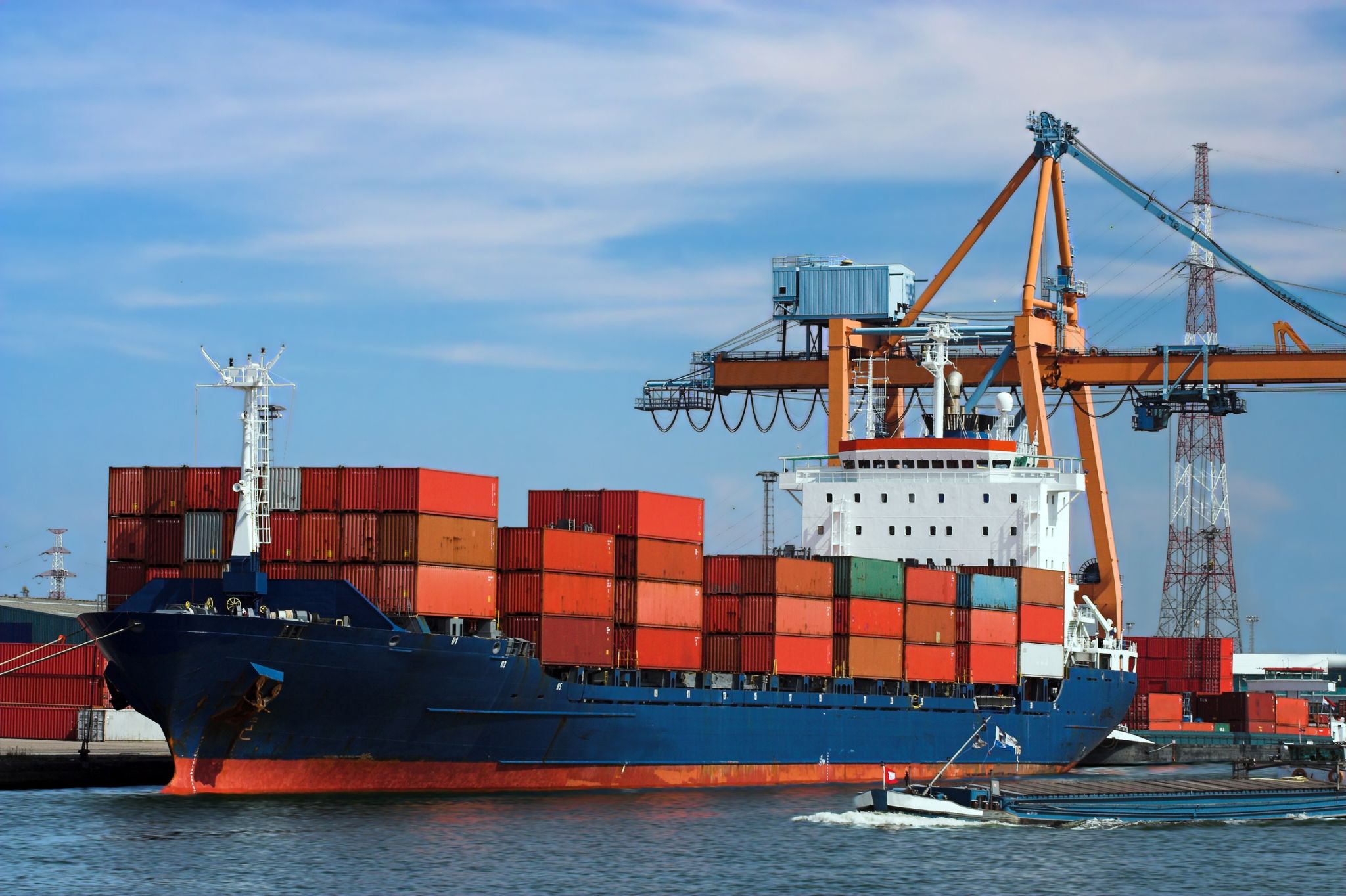 des conteneurs sur un cargo