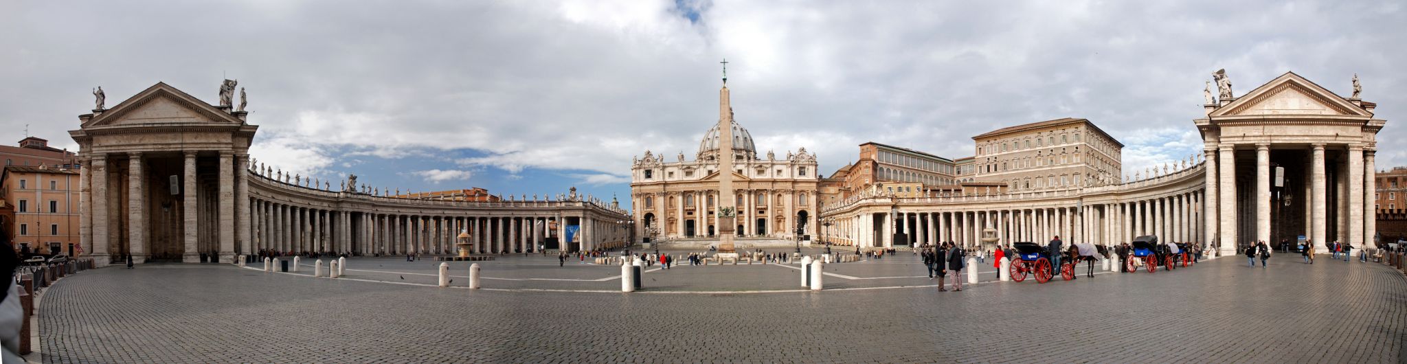 vue de la place Saint-Pierre de Rome et ses colonnades réalisées par le Bernin