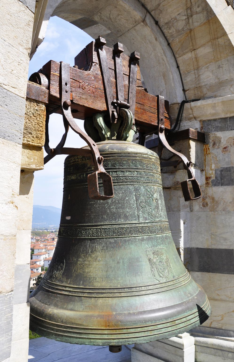une cloche en bronze