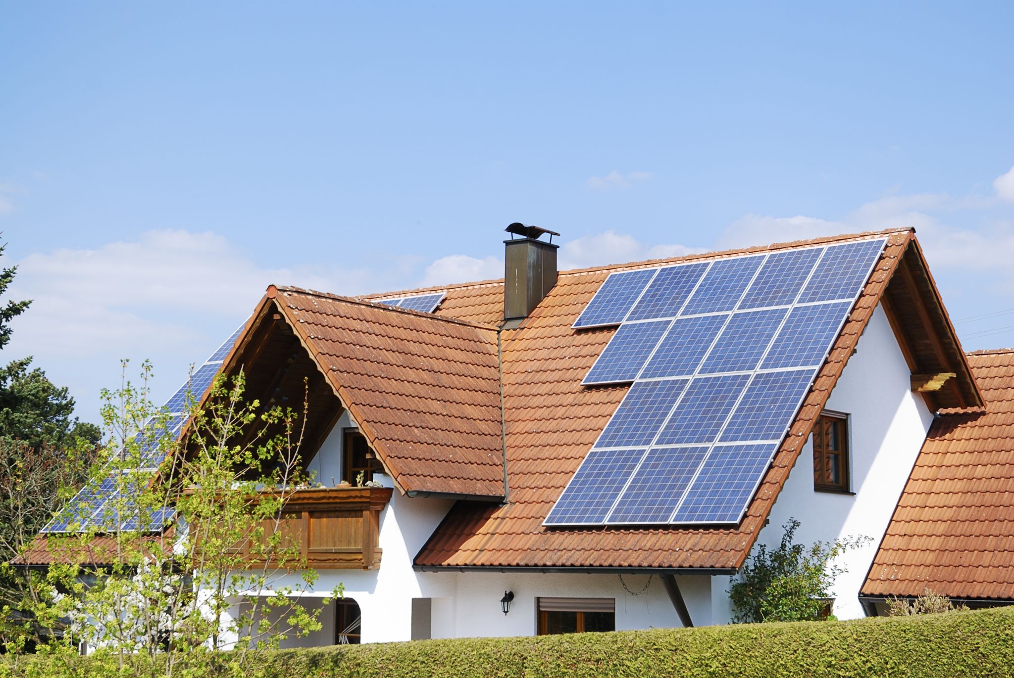 un toit équipé de panneaux solaires
