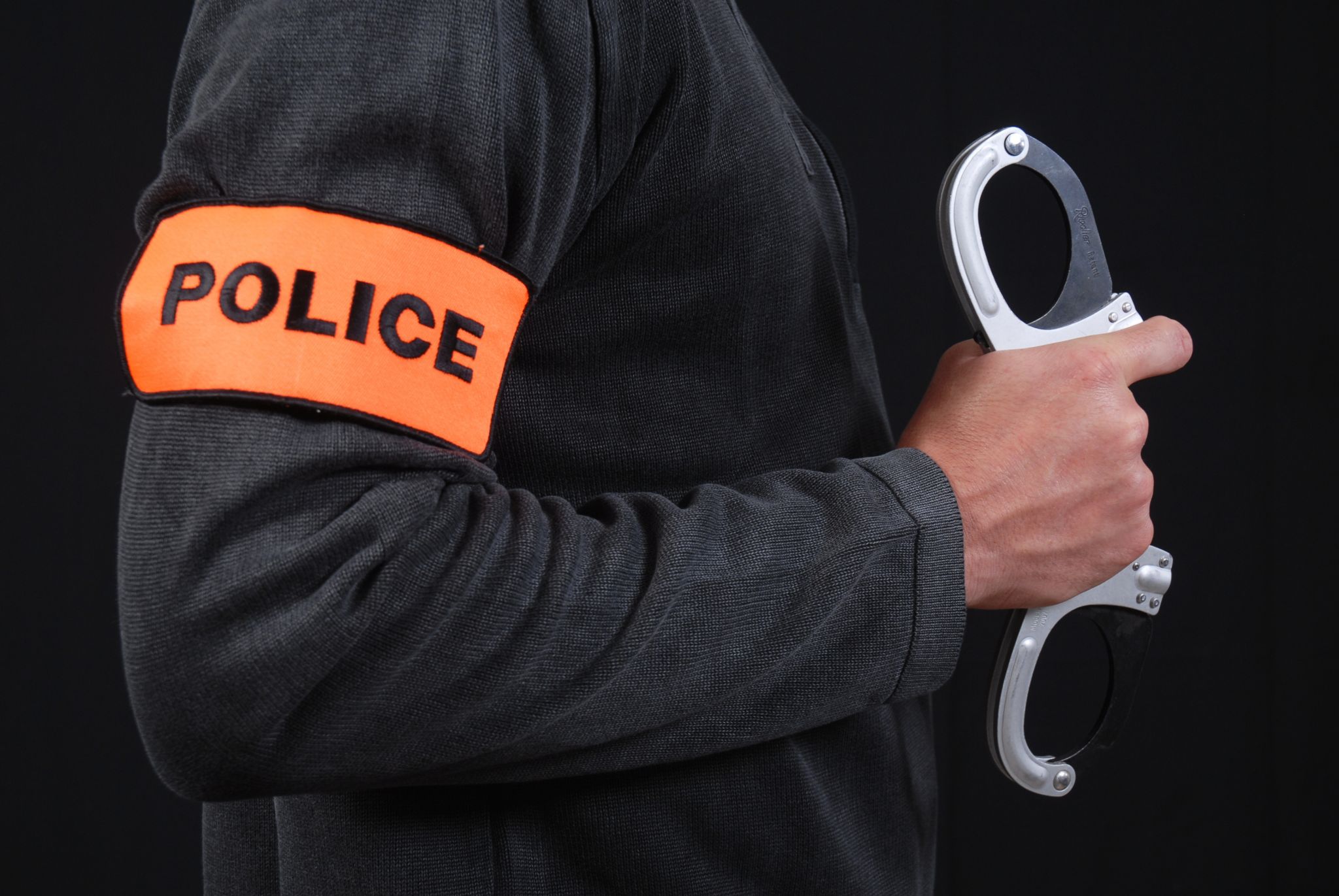 un policier portant un brassard et des menottes