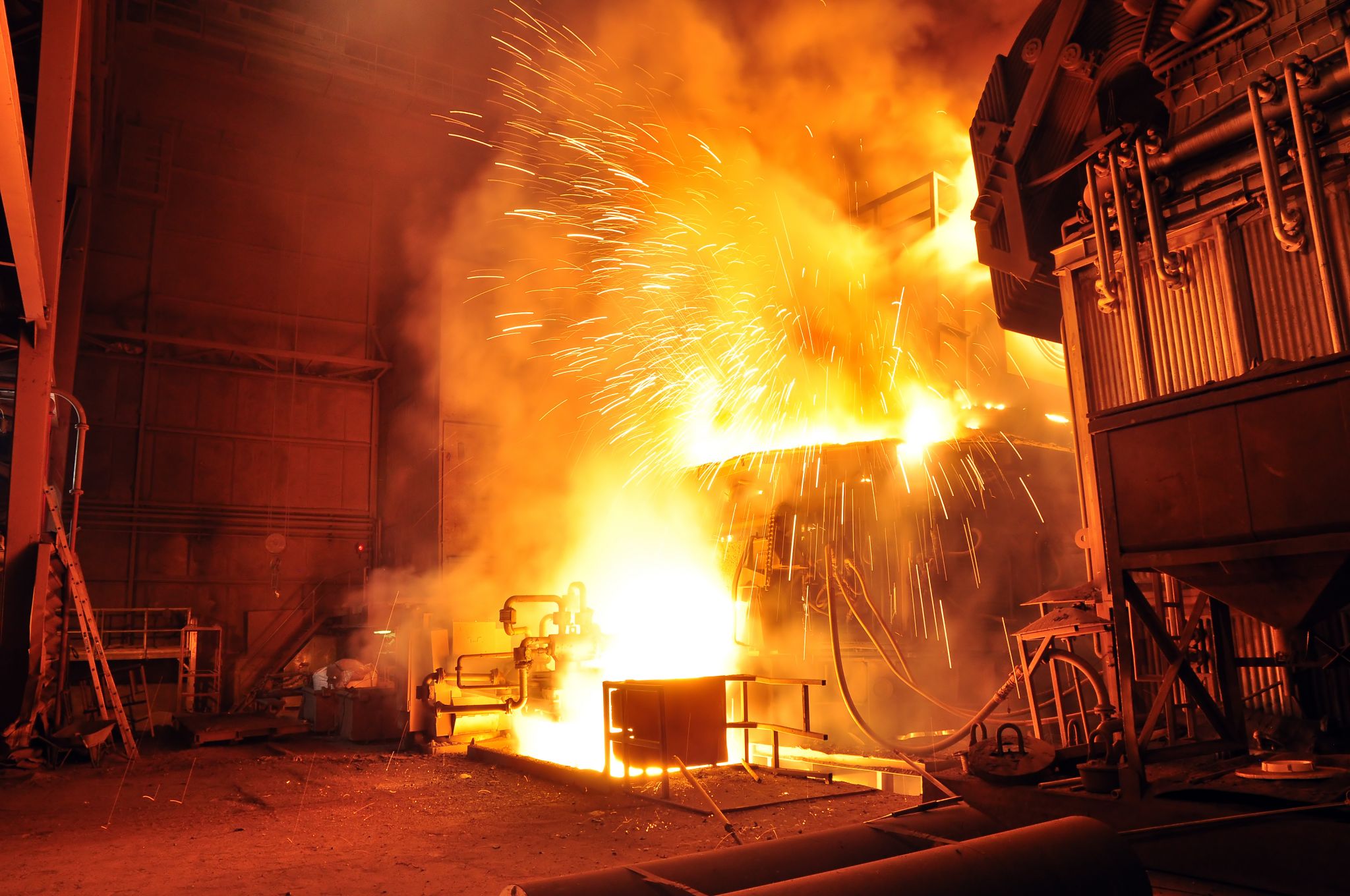 une explosion produisant de nombreuses étincelles